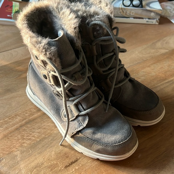 Sorel Snow Boots - Picture 1 of 8